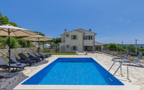 Villa Dina: Cielo, Costruzione, Neve, Pianta, Finestra, Albero, Casa, Congelamento, Pendenza, Paesaggio Naturale