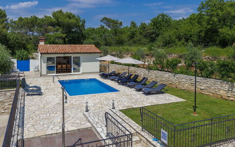Villa Dina: Cielo, Costruzione, Neve, Pianta, Finestra, Albero, Casa, Congelamento, Pendenza, Paesaggio Naturale