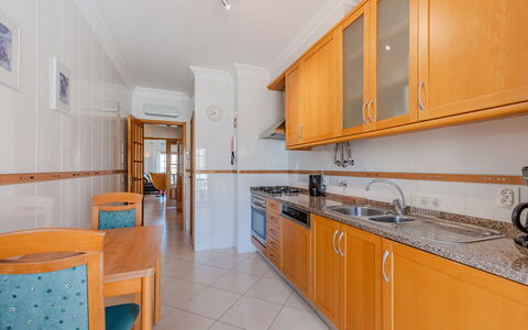 Sunny Beach Casa-M: Legna, Pavimentazione, Pavimento, Appartamento, Color Legno, Latifoglie, Vernice, Pavimento In Legno, Cucina, Cabinetry