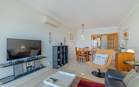 Sunny Beach Casa-M: Pavimentazione, Interior Design, Pavimento, Camera, Soffitto, Mobilia, Soggiorno, Televisione, Appartamento, Divano