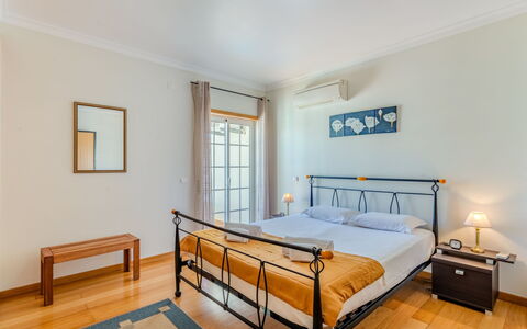 Sunny Beach Casa-M: Mobilia, Interior Design, Pavimento, Pavimentazione, Letto, Soffitto, Camera Da Letto, Camera, Telaio Del Letto, Appartamento