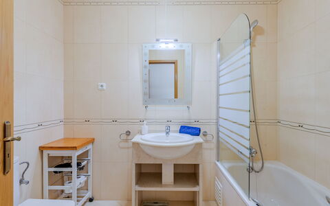 Sunny Beach Casa-M: Idraulico Fixture, Bagno, Pavimentazione, Pavimento, Interior Design, Lavello, Rubinetto, Lavandino Del Bagno, Idraulico, Soffitto