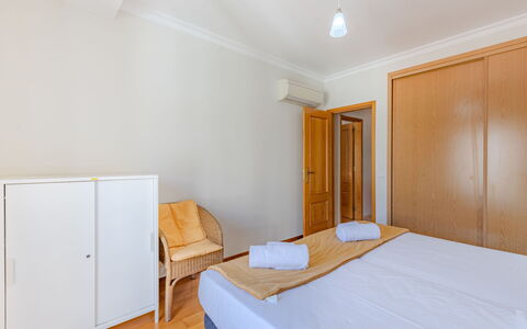 Sunny Beach Casa-M: Interior Design, Pavimento, Appartamento, Mare, Soffitto, Color Legno, Modanatura, Latifoglie, Tenda, Hotel