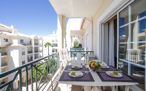 Sunny Beach Casa-M: Cielo, Costruzione, Neve, Pianta, Finestra, Albero, Casa, Congelamento, Pendenza, Paesaggio Naturale