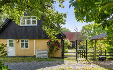 Hansen - 5.2Km from the Sea: Tetto, Casa, Lotto, Casa, Villetta, Estate, Edifici Giardino, Shade, Log Cabin, Landscaping