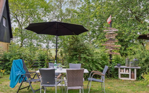 Hansen - 5.2Km from the Sea: Tetto, Casa, Lotto, Casa, Villetta, Estate, Edifici Giardino, Shade, Log Cabin, Landscaping