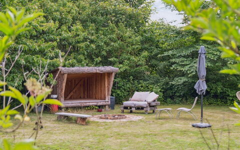 Hansen - 5.2Km from the Sea: Tetto, Casa, Lotto, Casa, Villetta, Estate, Edifici Giardino, Shade, Log Cabin, Landscaping