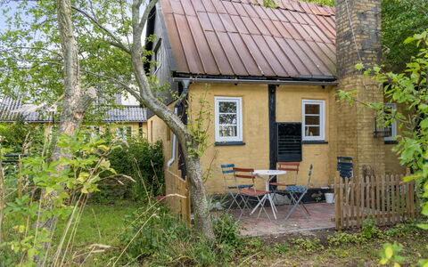 Hansen - 5.2Km from the Sea: Tetto, Casa, Lotto, Casa, Villetta, Estate, Edifici Giardino, Shade, Log Cabin, Landscaping
