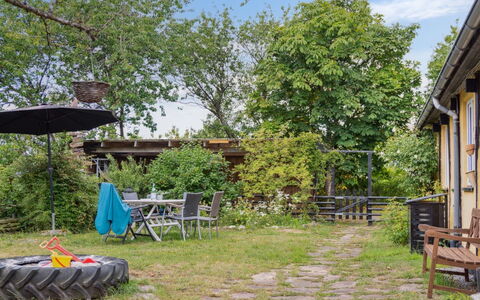 Hansen - 5.2Km from the Sea: Tetto, Casa, Lotto, Casa, Villetta, Estate, Edifici Giardino, Shade, Log Cabin, Landscaping