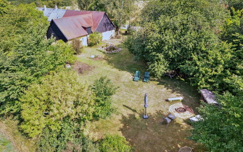 Hansen - 5.2Km from the Sea: Tetto, Casa, Lotto, Casa, Villetta, Estate, Edifici Giardino, Shade, Log Cabin, Landscaping