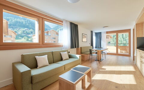 Disentis 50: Mobilia, Proprietà, Divano, Finestra, Tavolo, Legna, Interior Design, Soggiorno, Pavimentazione, Pavimento