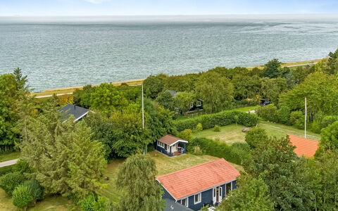 Rikhard - 75M from the Sea: Tetto, Casa, Lotto, Casa, Villetta, Estate, Edifici Giardino, Shade, Log Cabin, Landscaping