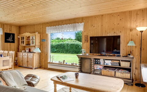 Rikhard - 75M from the Sea: Tetto, Casa, Lotto, Casa, Villetta, Estate, Edifici Giardino, Shade, Log Cabin, Landscaping