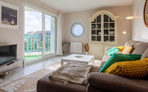 Le Belvédère: Proprietà, Mobilia, Finestra, Cornice, Comfort, Verde, Azzurro, Legna, Interior Design, Pavimento