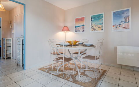 Le Belvédère: Tavolo, Mobilia, Costruzione, Sedia, Legna, Interior Design, Sala, Pavimentazione, Pavimento, Casa