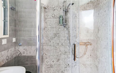 Patrizia: Idraulico Fixture, Bagno, Pavimentazione, Interior Design, Pavimento, Idraulico, Rubinetto, Piastrella, Doccia, Soffione Doccia