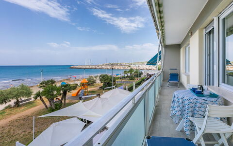 Massimo Beach House: Nube, Cielo, Pianta, Arecales, Shade, Albero, Costiera E Morfologie Oceanic, Tempo Libero, Impianto Terrestre, Barca