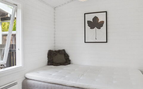 Thordgrim - 600M from the Sea: Legna, Pavimento, Interior Design, Pavimentazione, Soffitto, Camera Da Letto, Camera, Biancheria, Letto, Bedding