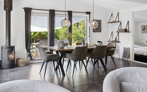 Thordgrim - 600M from the Sea: Mobilia, Interior Design, Pavimentazione, Legna, Pavimento, Soggiorno, Sedia, Divano, Pavimento In Legno, Casa