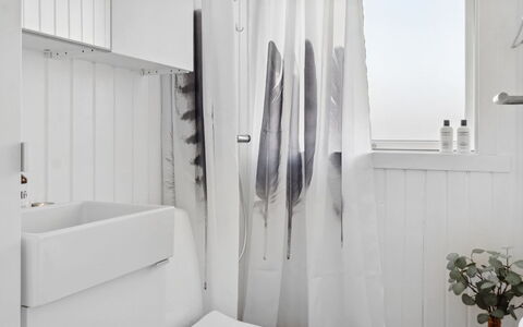 Thordgrim - 600M from the Sea: Bianca, Interior Design, Tenda Doccia, Tessile, Tenda, Bagno, Idraulico Fixture, Pavimentazione, Pavimento, Casa