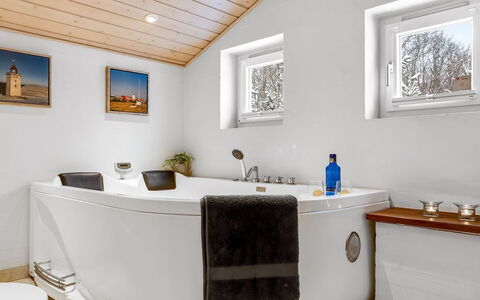 Valda - 1.5Km from the Sea: Vasca Da Bagno, Idraulico Fixture, Interior Design, Pavimentazione, Bagno, Pavimento, Idraulico, Rubinetto, Illuminazione, Casa