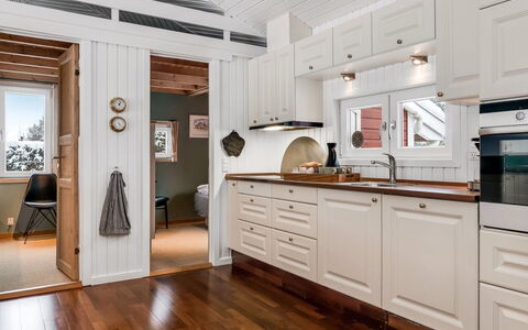Valda - 1.5Km from the Sea: Pavimentazione, Interior Design, Legna, Cabinetry, Cucina, Pavimento In Legno, Pavimento, Soffitto, Apparecchio Major, Mobilia
