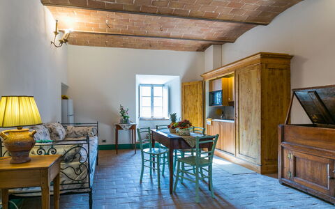 Sovicille 609: Mobilia, Proprietà, Cabinetry, Tavolo, Legna, Sedia, Illuminazione, Interior Design, Pavimento, Pavimentazione