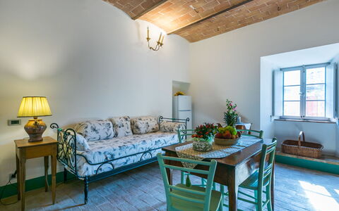 Sovicille 609: Mobilia, Tavolo, Proprietà, Finestra, Divano, Blu, Azzurro, Cornice, Interior Design, Legna