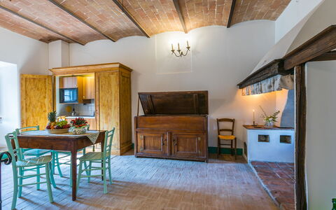 Sovicille 609: Mobilia, Proprietà, Cabinetry, Tavolo, Legna, Interior Design, Cassetto, Soggiorno, Sala, Pavimento