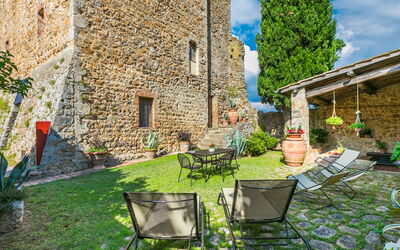 Sovicille 609: Cielo, Proprietà, Mobilia, Tavolo, Azzurro, Sedia, Costruzione, Finestra, Shade, Architettura