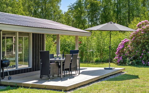 Aldina - 1.6Km from the Sea: Soffitto, Pavimentazione, Interior Design, Pavimento, Materiale Composito, Mobilia, Ricorrere, Hotel, Design, Illuminazione Diurna