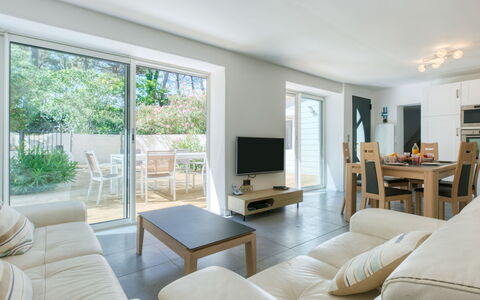 Villa Océane: Acqua, Cielo, Proprietà, Mobilia, Tavolo, Tavola, Blu, Azzurro, Nube, Sedia