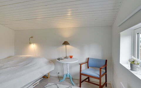 Hendrina - 500M from the Sea: Pavimentazione, Interior Design, Pavimento, Parete, Soffitto, Legna, Mobilia, Lampada, Illuminazione, Camera Da Letto