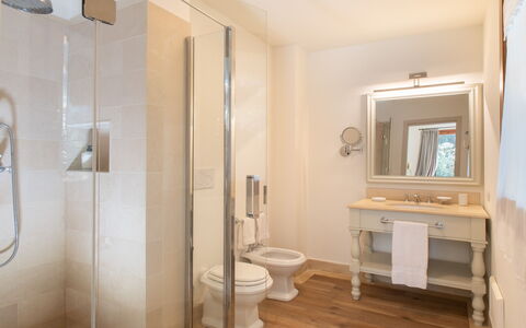 Villa La Pineta: Idraulico Fixture, Specchio, Costruzione, Proprietà, Rubinetto, Bagno, Viola, Interior Design, Lavandino Del Bagno, Lavello