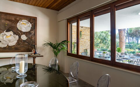 Villa La Pineta: Pianta, Costruzione, Proprietà, Finestra, Vaso Di Fiori, Cornice, Pianta Della Casa, Interior Design, Legna, Soggiorno