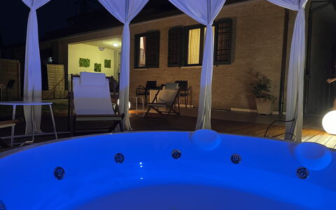 Villa Castelnuovo: Proprietà, Blu, Acqua, Luce, Costruzione, Azzurro, Natura, Shade, Finestra, Architettura