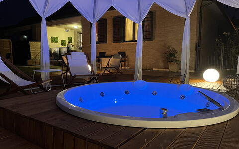 Villa Castelnuovo: Acqua, Luce, Azzurro, Costruzione, Illuminazione, Shade, Interior Design, Mobili Da Esterno, Piscina, Tempo Libero