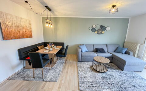 Remawe: Mobilia, Tavolo, Cornice, Legna, Costruzione, Interior Design, Divano, Pavimento, Pavimentazione, Pavimento Laminato