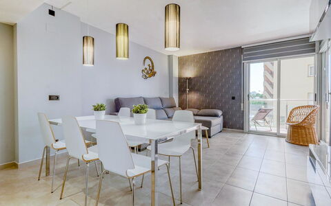 Cap Blanc: Tavolo, Mobilia, Costruzione, Sedia, Finestra, Divano, Pianta Della Casa, Cornice, Interior Design, Pavimento