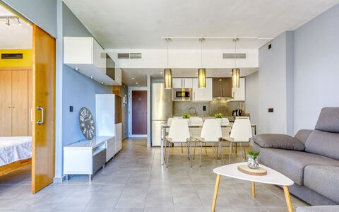 Cap Blanc: Mobilia, Divano, Tavolo, Pianta Della Casa, Comfort, Interior Design, Pavimentazione, Soggiorno, Vaso Di Fiori, Cornice
