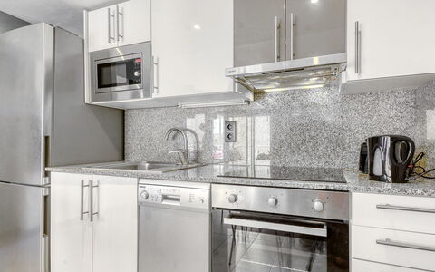 Cap Blanc: Controsoffitto, Cabinetry, Proprietà, Costruzione, Cucina Stufa, Elettrodomestico Da Cucina, Cucina, Lavello, Tavola, Piano Cottura