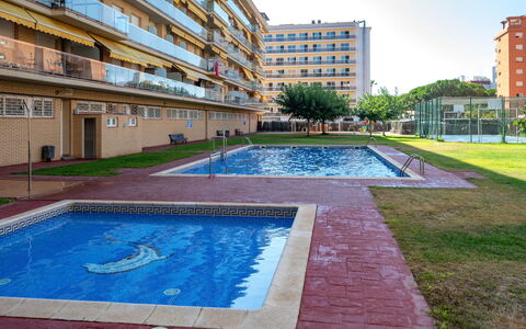 Colom: Acqua, Pianta, Costruzione, Giorno, Proprietà, Cielo, Finestra, Azzurro, Piscina, Urban Design