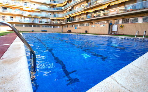 Colom: Acqua, Costruzione, Piscina, Blu, Azzurro, Cielo, Finestra, Rettangolo, Corpo D'Acqua, Pavimentazione