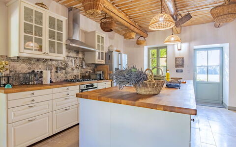 Le Mas de Marius: Cabinetry, Mobilia, Controsoffitto, Finestra, Legna, Costruzione, Rubinetto, Cassetto, Interior Design, Cucina