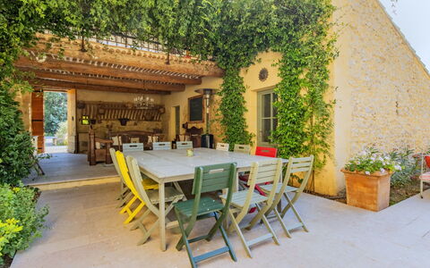 Le Mas de Marius: Pianta, Tavolo, Mobilia, Proprietà, Costruzione, Sedia, Vaso Di Fiori, Tavolo Esterno, Shade, Porta