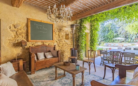 Le Mas de Marius: Mobilia, Tavolo, Legna, Interior Design, Architettura, Albero, Pianta, Pavimento, Divano, Soggiorno