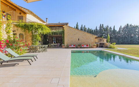 Le Mas de Marius: Acqua, Cielo, Pianta, Costruzione, Giorno, Proprietà, Azzurro, Shade, Albero, Piscina
