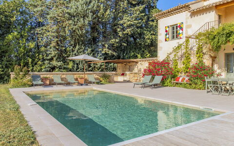 Le Mas de Marius: Acqua, Pianta, Costruzione, Azzurro, Piscina, Cielo, Sedia, Architettura, Finestra, Shade