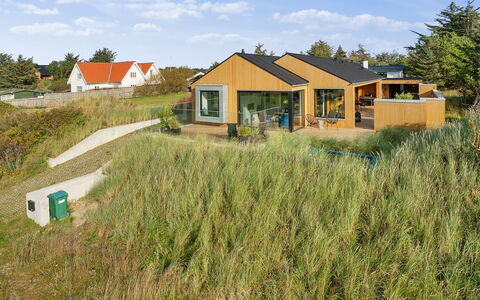 Bena - 800M from the Sea: Mobilia, Interior Design, Sedia, Pavimentazione, Tavolo, Ricorrere, Pavimento, Soffitto, Camera, Eco Hotel