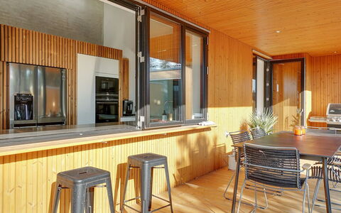 Bena - 800M from the Sea: Mobilia, Interior Design, Sedia, Pavimentazione, Tavolo, Ricorrere, Pavimento, Soffitto, Camera, Eco Hotel